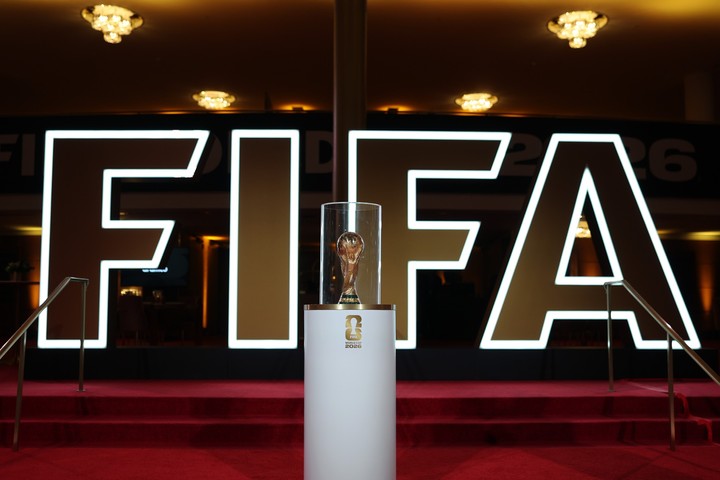 FIFA po kritike povolí fanúšikom priniesť si jednu fľašu s vodou